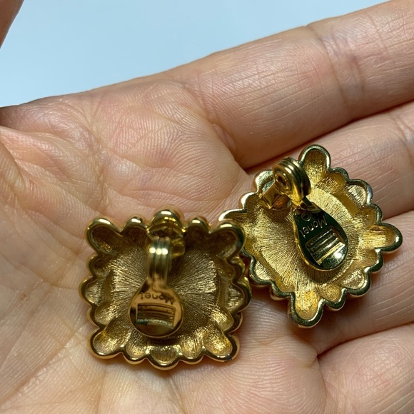 Vintage Monet faux pearl clip on earrings / 051424/ER0020 - Picture 4 of 4